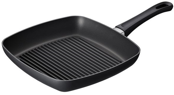 Grillpande i sort fra Scanpan med en størrelse på 27x27 cm og rillede overflader til optimal grillning.