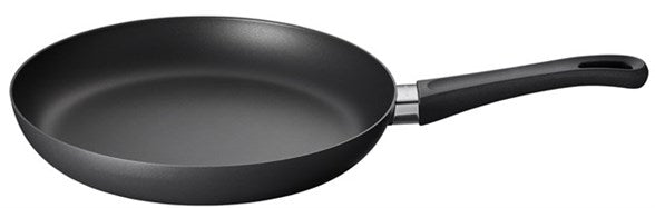 Scanpan 32 cm stegepande Classic Induction med en glat, sort non-stick belægning og et komfortabelt håndtag designet til induktionskogeplader.