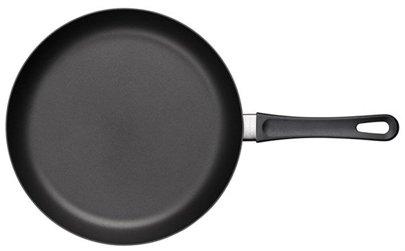 Sort stegepande med en flad bund og lang sort håndtag set fra oven, designet til induktion og med en diameter på 32 cm fra Scanpan Classic serie.