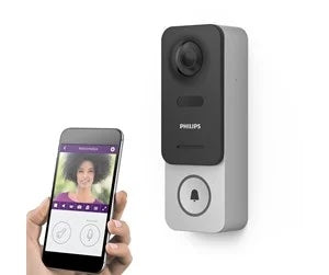 Philips WelcomeEye dørklokke WiFi med en hånd der holder en smartphone som viser en person på skærmen dørklokken er i en moderne stil med en kombination af sort og hvid farve