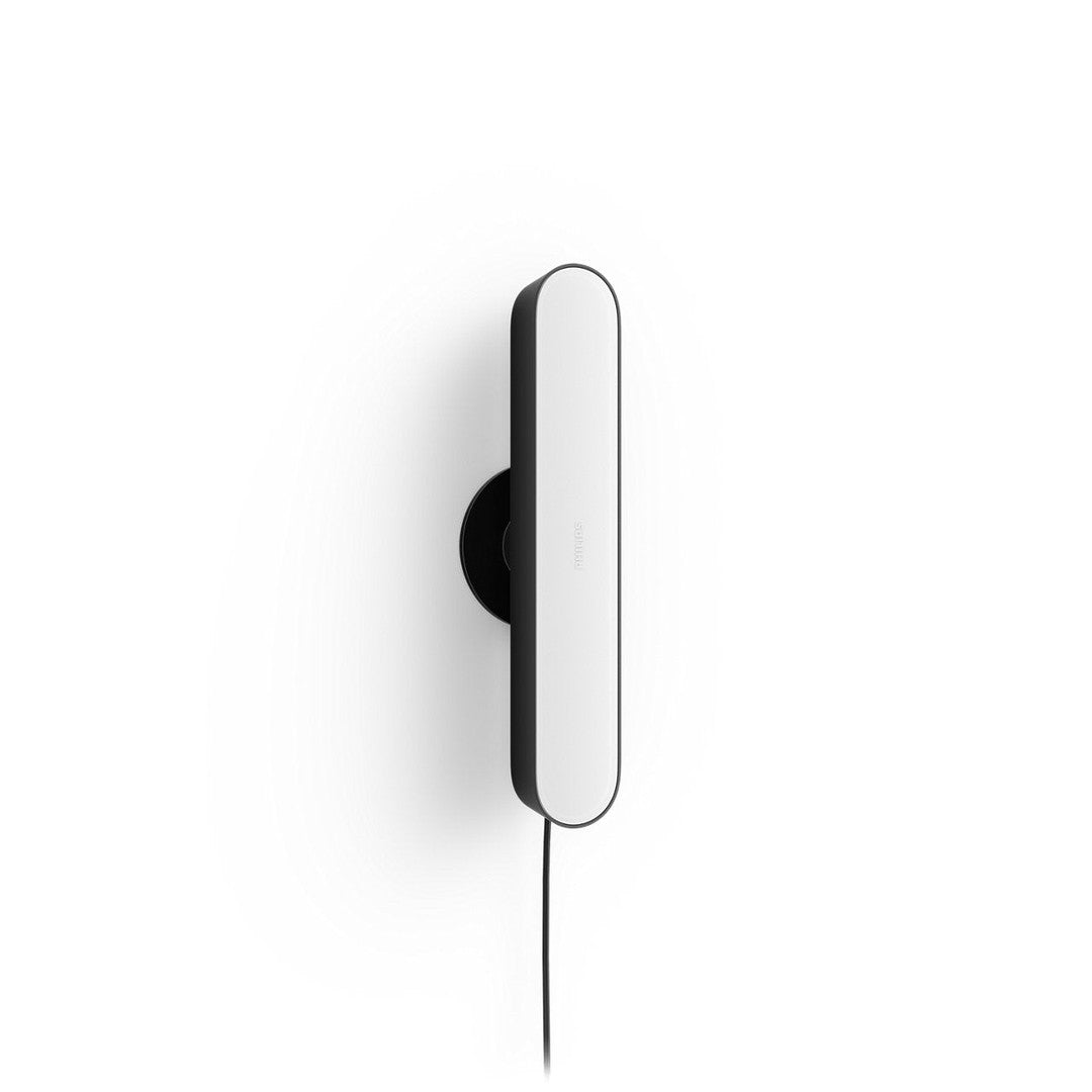 Philips Hue White and color ambiance Play lampe i sort og hvid design monteret på væg med elektrisk kabel synligt