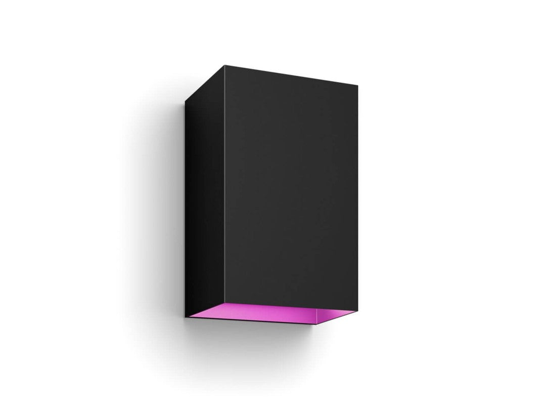 Philips Hue Resonate udendørs vægbelysning i sort med en lysende pink bund, designet til at skabe atmosfærisk belysning på udendørs vægge.