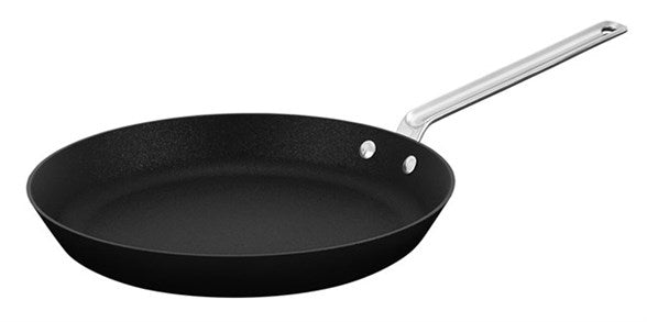Scanpan Modern stegepande på 30 cm med en sort non-stick belægning og et børstet stål håndtag designet til holdbarhed og nem håndtering