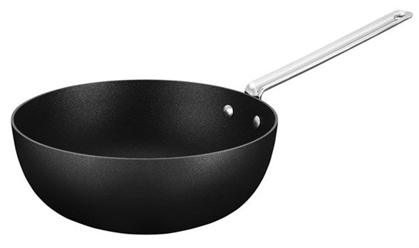 Sauteuse i sort med en 26 cm diameter og 3,7 liter kapacitet samt et metalhåndtag