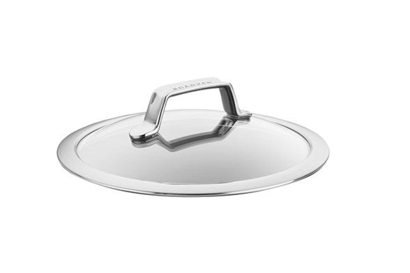 Scanpan 22 cm glaslåg med børstet stålring og ergonomisk greb designet til at passe på gryder og pander og muliggøre nem overvågning af madlavning.