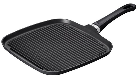 Scanpan 28x28 cm helsepande med grill i sort med ridseret overflade og ergonomisk håndtag til nem håndtering