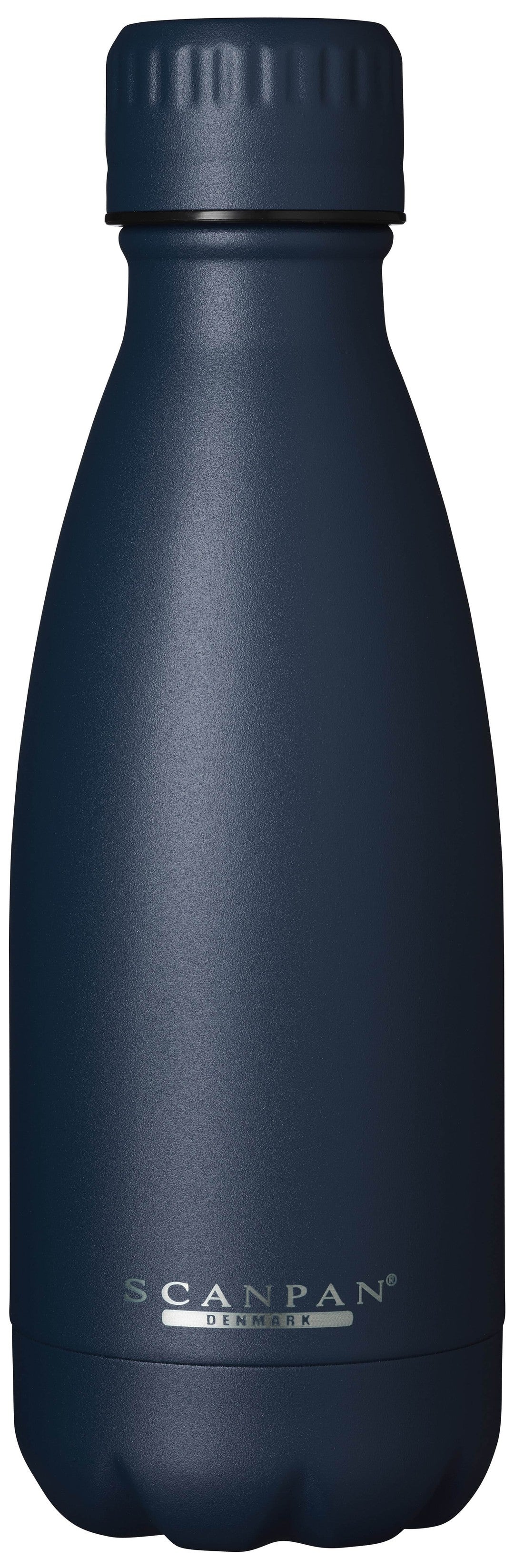Scanpan To Go termoflaske i oxfordblå farve med en kapacitet på 350ml designet til at holde drikkevarer varme eller kolde. Termoflasken har en slank og moderne form med en skruelåg for nemt brug. Logoet Scanpan Danmark er synligt på flaskesiden.