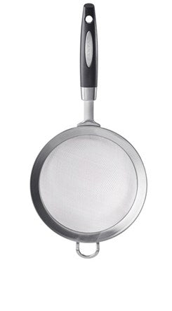 Scanpan Sigte 15 cm i klassisk design med metalnet og sort ergonomisk håndtag der sikrer godt greb og komfortabel brug