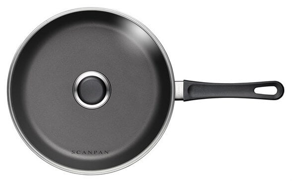 Sauterpande fra Scanpan med en diameter på 28 cm i klassisk induktionsdesign med et simpelt håndtag og en jævn, sort belægning