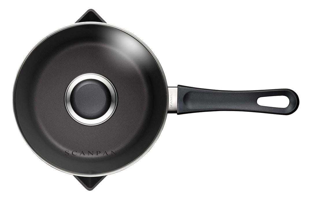 Scanpan kasserolle med låg på 1,8 liter og 18 centimeter i diameter med sort non-stick belægning og ergonomisk håndtag