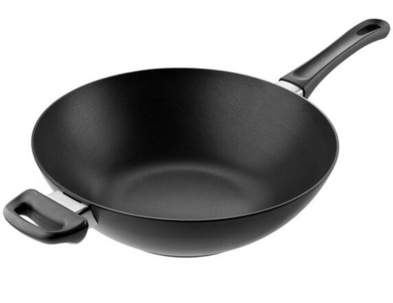 Scanpan 32 cm wok i sort med en glat inderside og ergonomisk håndtag perfekt til induktionskogeplader