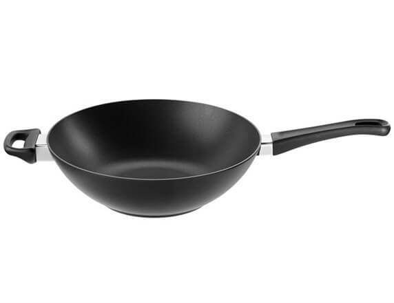 Scanpan 32 cm wok i sort med ergonomisk håndtag velegnet til induktion med en dyb, rund form ideel til stegning og sautering