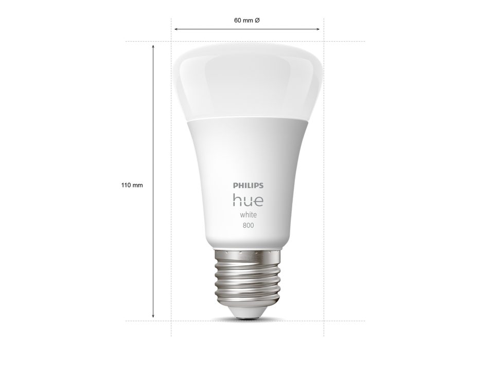 Philips Hue White E27 pære med 806 lumen i en pakke med fire pærer designet til indendørs brug og energieffektiv belysning med en dimension på 60 mm i diameter og 110 mm i højde