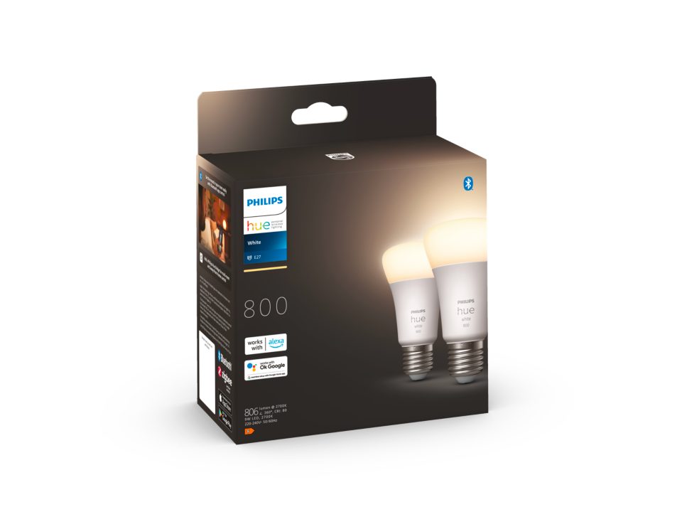 Produktbillede af Philips Hue White E27 dobbeltpakke med to pærer der afgiver 800 lumen lys pakket i en sort og blå kasse med beskrivelse og symboler for kompatibilitet med Alexa og Google Assistant