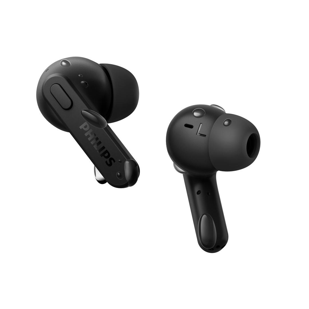 Philips TAT2206BK/00 True Wireless hovedtelefoner i sort med en moderne og minimalistisk design to individuelle høretelefoner med synlig mærkning på den ene side og betjeningsknap på den anden side