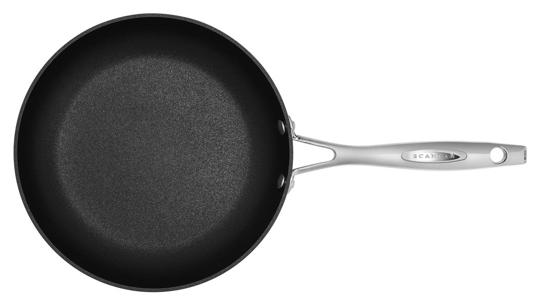 Scanpan 26 cm stegepande HaptIQ med en sort non-stick belægning og et børstet stålhåndtag designet til komfort og holdbarhed