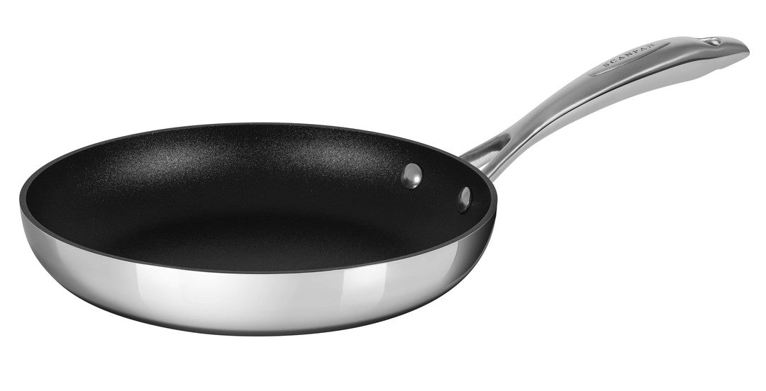Scanpan 26 cm stegepande HaptIQ med en sort non-stick belægning og et glat stål håndtag der sikrer et godt greb