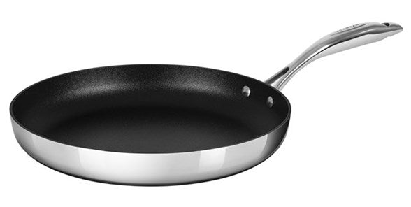 Scanpan 32 cm stegepande HaptIQ med en glat sort non-stick belægning og en rustfri stål kant samt et ergonomisk håndtag