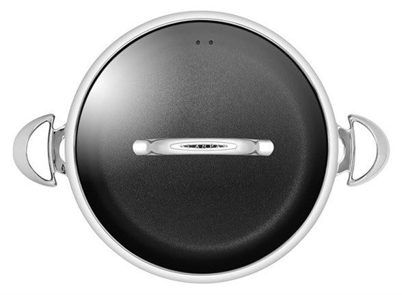 Billede af en Scanpan 32 cm chefpande med låg i sort og sølv med håndtag på hver side og en glat, reflekterende overflade. Låget har en central håndtag og en minimalistisk design.