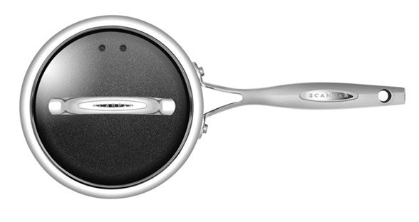 Scanpan kasserolle med låg i sort og sølvfarvet design med ergonomisk håndtag og non-stick belægning på indersiden diameter på 16 cm og kapacitet på 1,8 liter perfekt til madlavning og simremad