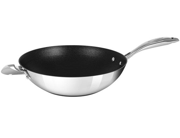 Scanpan 32 cm wok i rustfrit stål med en sort non-stick belægning og ergonomisk håndtag designet til nem håndtering