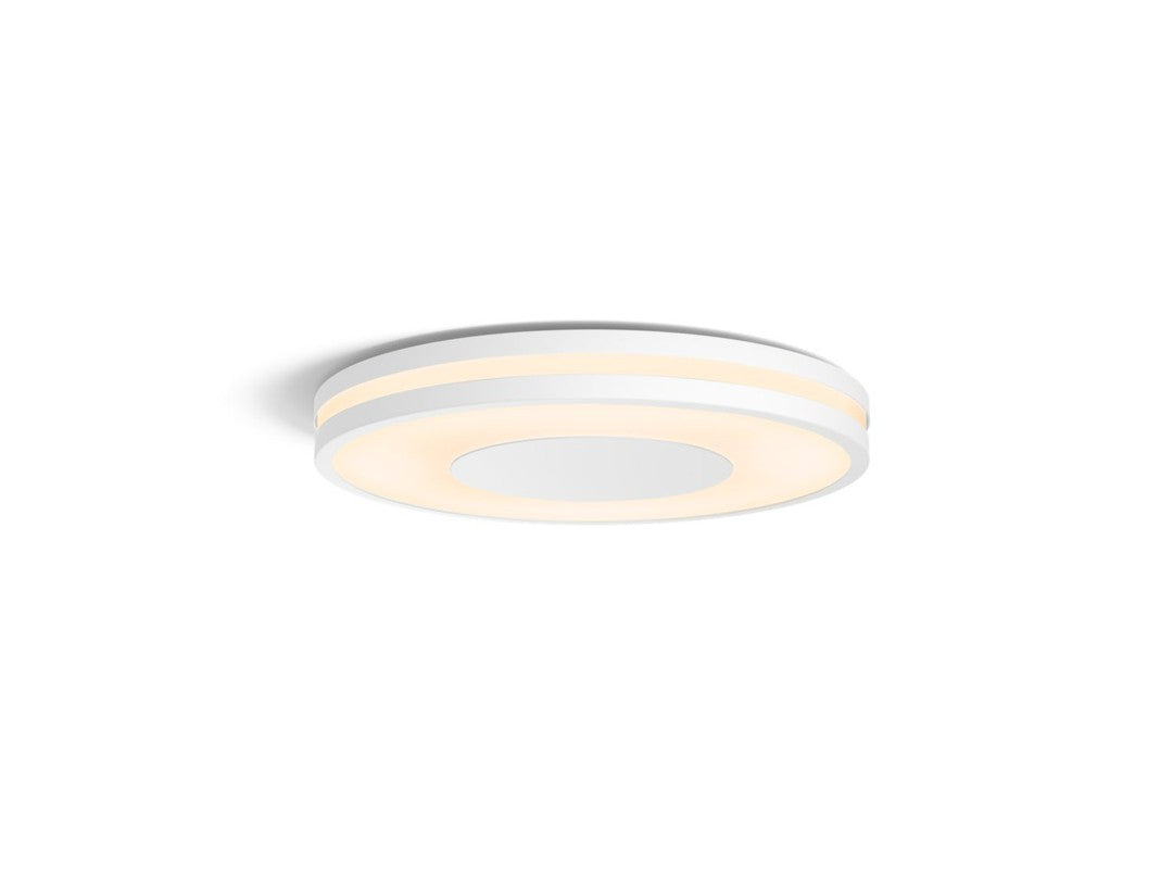 Philips HUE Being loftslampe med en rund, slank design i hvidt med to fine lysstriber langs kanten og en blød, diffus lysmidte som giver en varm og indbydende belysning