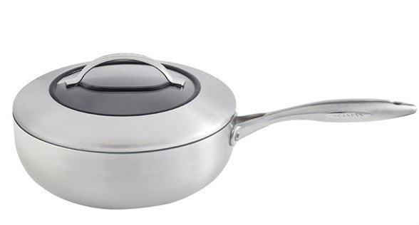 Scanpan 3.7 liter dyb sautérpande med glaslåg i rustfrit stål og ergonomisk håndtag designet til effektiv madlavning