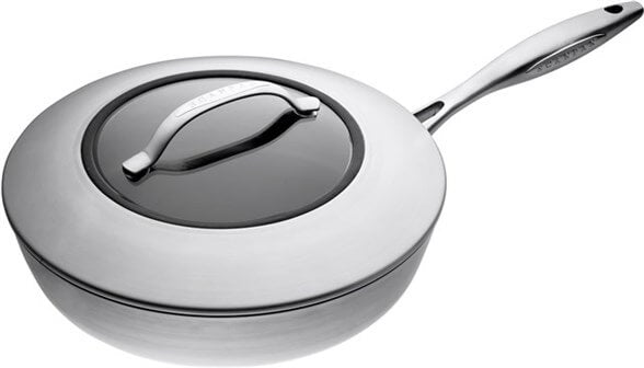 Scanpan 26 cm sauterpande med låg i rustfrit stål med en elegant og moderne designdetalje samt et holdbart glaslåg og ergonomisk håndtag