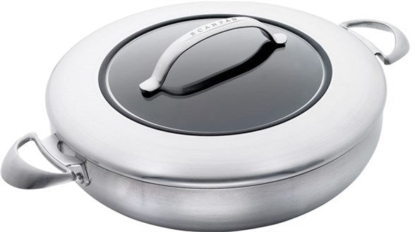 Scanpan 32 cm chefpande med glaslåg i rustfrit stål med håndtag og glaslåg designet til at holde på varmen og give en jævn varmefordeling