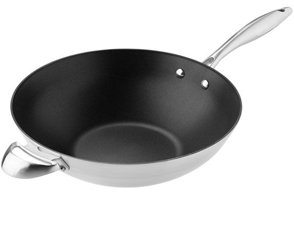 Scanpan CTX 32 cm wok med en sort non-stick belægning og et rustfrit stål håndtag, velegnet til stegning og sautering af ingredienser, elegant og funktionelt køkkenredskab