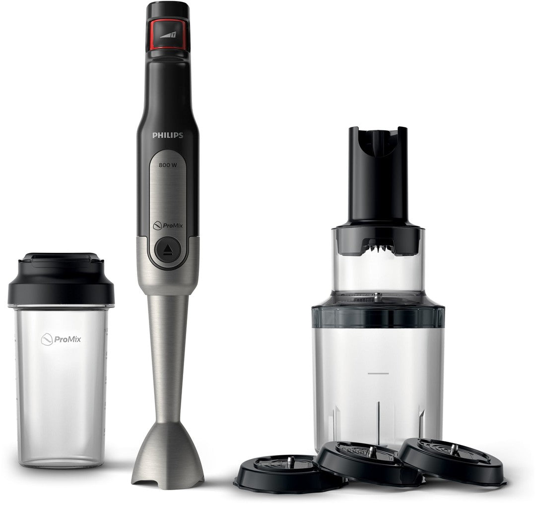 Billede af Philips HR2656/90 Viva Collection stavblender med en sort og metalfarvet stav, en gennemsigtig beholder, en plastikbeholder til smoothies og fire forskellige skæreplader, der ligger foran maskinen.