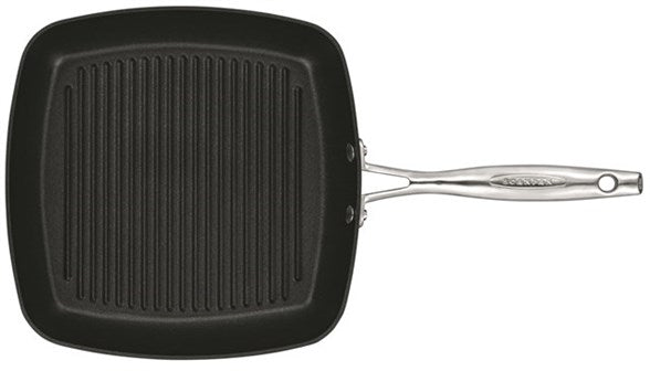 Sort grillpande med ribbet overflade og metalhåndtag på den ene side, måler 27x27 cm fra Scanpan serien Pro IQ