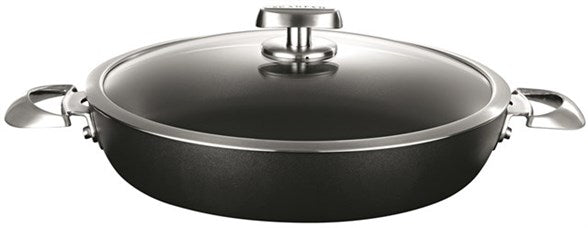 Scanpan 32 cm chefpande med glaslåg i sort med metalhåndtag og låg der kan holde på varmen