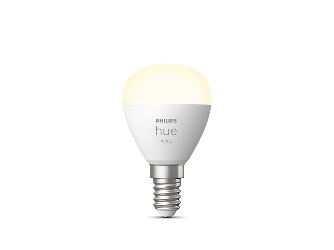 Philips Hue White Krone E14 P45 lyspære med en rund hvid glaskuppel og metallisk sokkel designet til at levere varmt hvidt lys til hjemmet