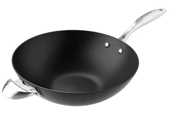 Scanpan Pro IQ wok med en diameter på 32 cm fremhæver et stilrent design med en sort non-stick belægning og et kraftigt håndtag i rustfrit stål som sikrer et godt greb under madlavning