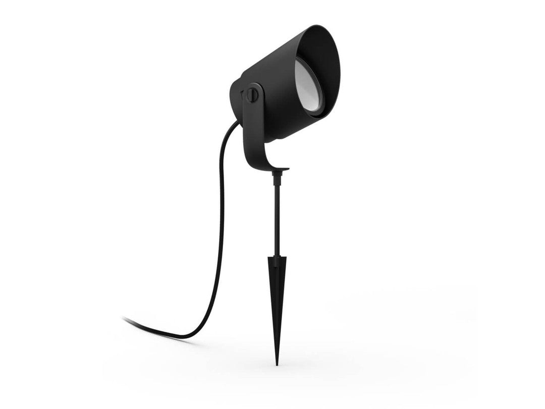 Udendørs Philips HUE Lily XL spot med en slank, sort design og en spydformet fod til nem montering i jorden