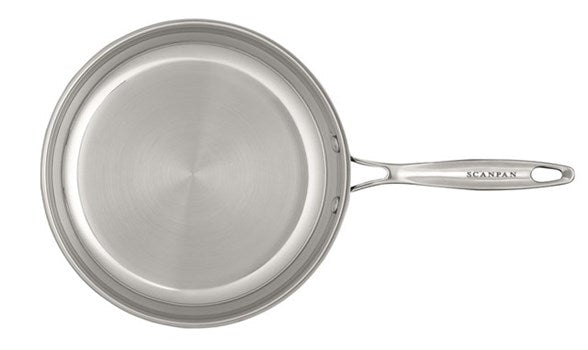 Tegning af en Scanpan 20 cm stegepande med et blankt, rustfrit ståludseende og en lang håndtag som har navnet Scanpan indgraveret. Panden har en glat overflade og en cirkulær form, set ovenfra.