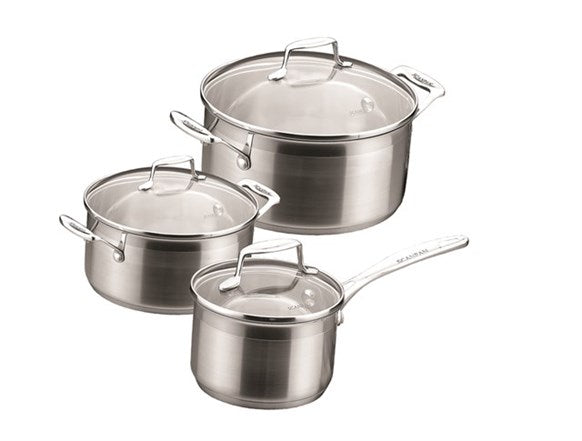 Sæt af tre gryder i rustfrit stål fra Scanpan med kapaciteterne 1,8 liter, 2,5 liter og 3,2 liter inklusiv glaslåg og håndtag i rustfrit stål