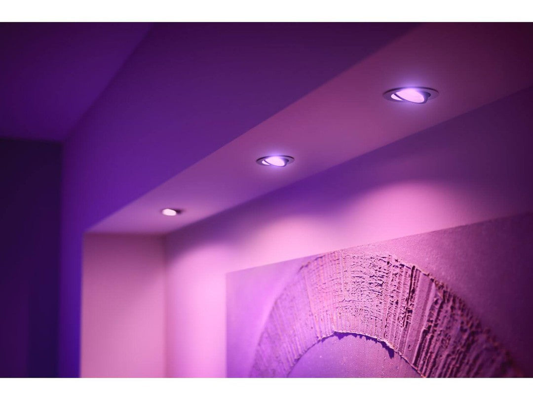 Philips HUE Centura indbygningsspot installeret i loftet med blødt lilla lys der skaber en stemningsfuld atmosfære i rummet og belyser vægkunst