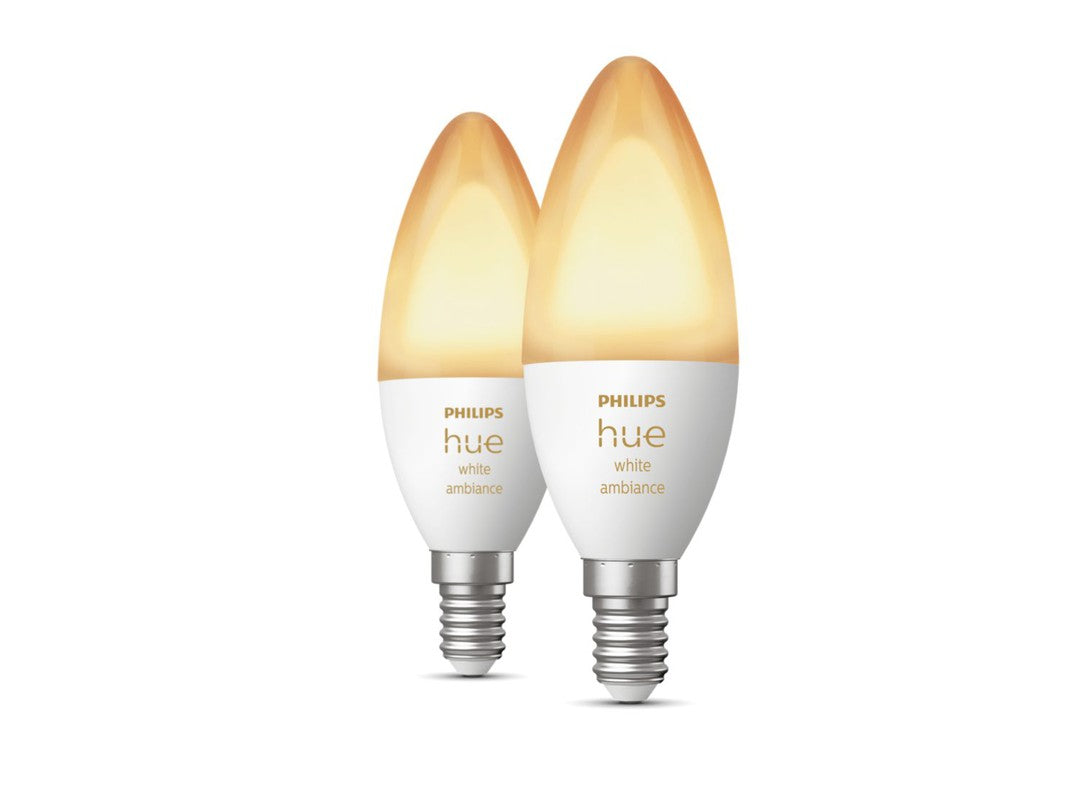 To sæt Philips White Ambiance Kertepærer med en lysstyrke på 470 lumen og E14 fatning viser et moderne design med en glat, hvid base og en varm, gylden glaskuppel. Perfekt til stemningsbelysning i hjemmet.