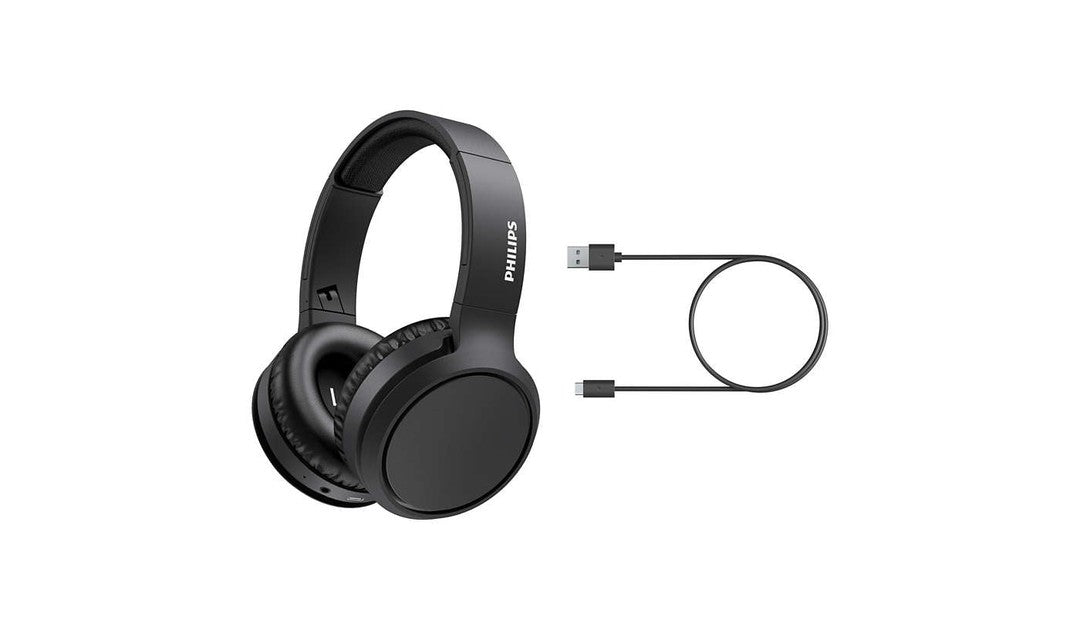Philips TAH5205BK/00 trådløse over-ear hovedtelefoner i sort farve med en praktisk USB opladerkabel ved siden af