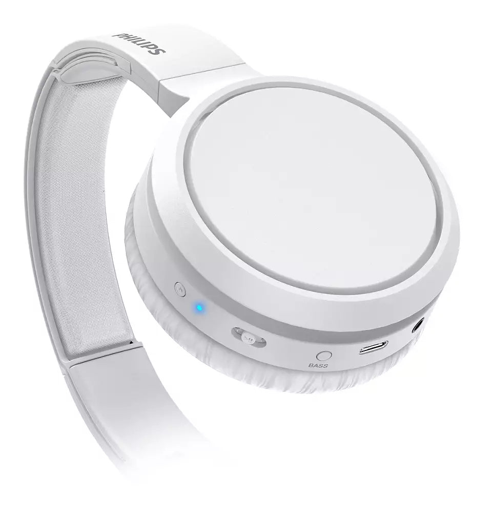 Trådløse over-ear hovedtelefoner fra Philips med modelnummer TAH5205WT/00 i hvid farve som viser den bløde ørepude og kontrolknapper inklusive bassknap og USB-port