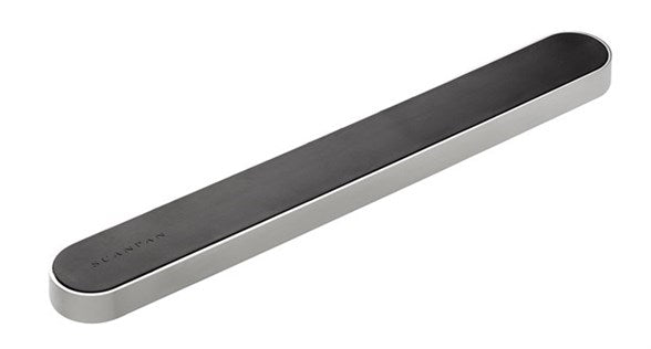 Scanpan 38,5 cm knivmagnet i klassisk design med en glat metaloverflade og en overflade i rustfrit stål som passer ind i moderne køkkener