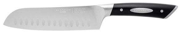 Scanpan 18 cm santokukniv med luftskær i rustfrit stål og ergonomisk sort håndtag designet til komfort og præcision ved madlavning
