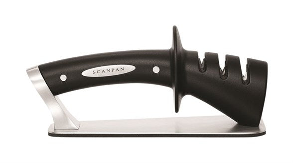 Scanpan knivsliber i klassisk design med sort gummihåndtag og rustfrit stålbase til skarpning af knive