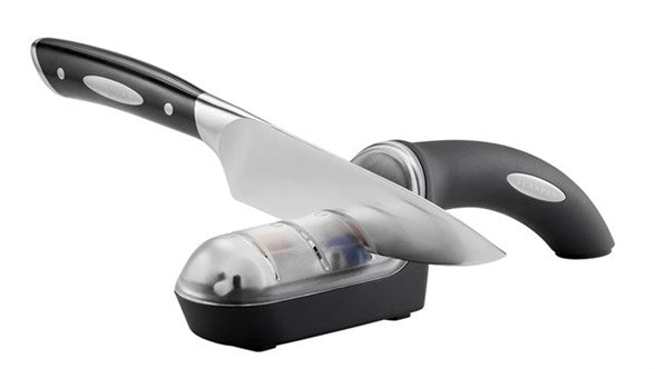 Scanpan Classic knivsliber med tre trin og ergonomisk håndtag i sort plast samt en skarp metal klinge i rustfrit stål