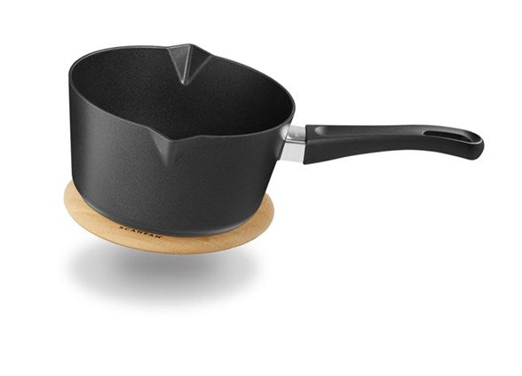 Scanpan Classic 18 cm bordskåner med magnet viser en sort gryde med en ergonomisk håndtag og en træbordskåner under gryden der have en magnetisk funktion