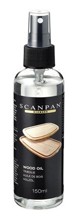Flaske med Scanpan træolie på 150 ml med pumpe, designet til pleje af træoverflader og køkkenredskaber, viser et klart væskeindhold og et enkelt label med produktinformation.