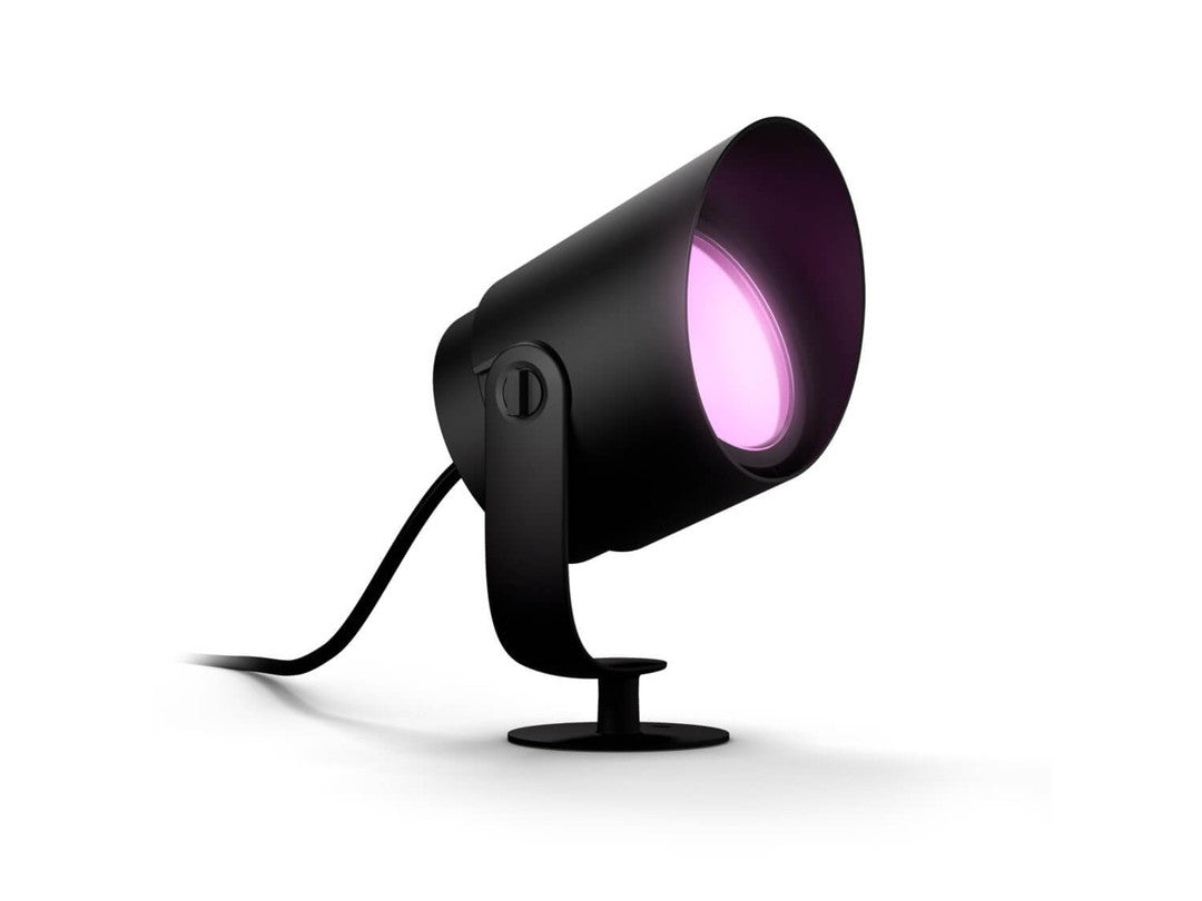 Philips HUE Lily XL udendørs spot i sort metal med en rund lampefront der udsender et blødt pink lys og er monteret på en stabil base