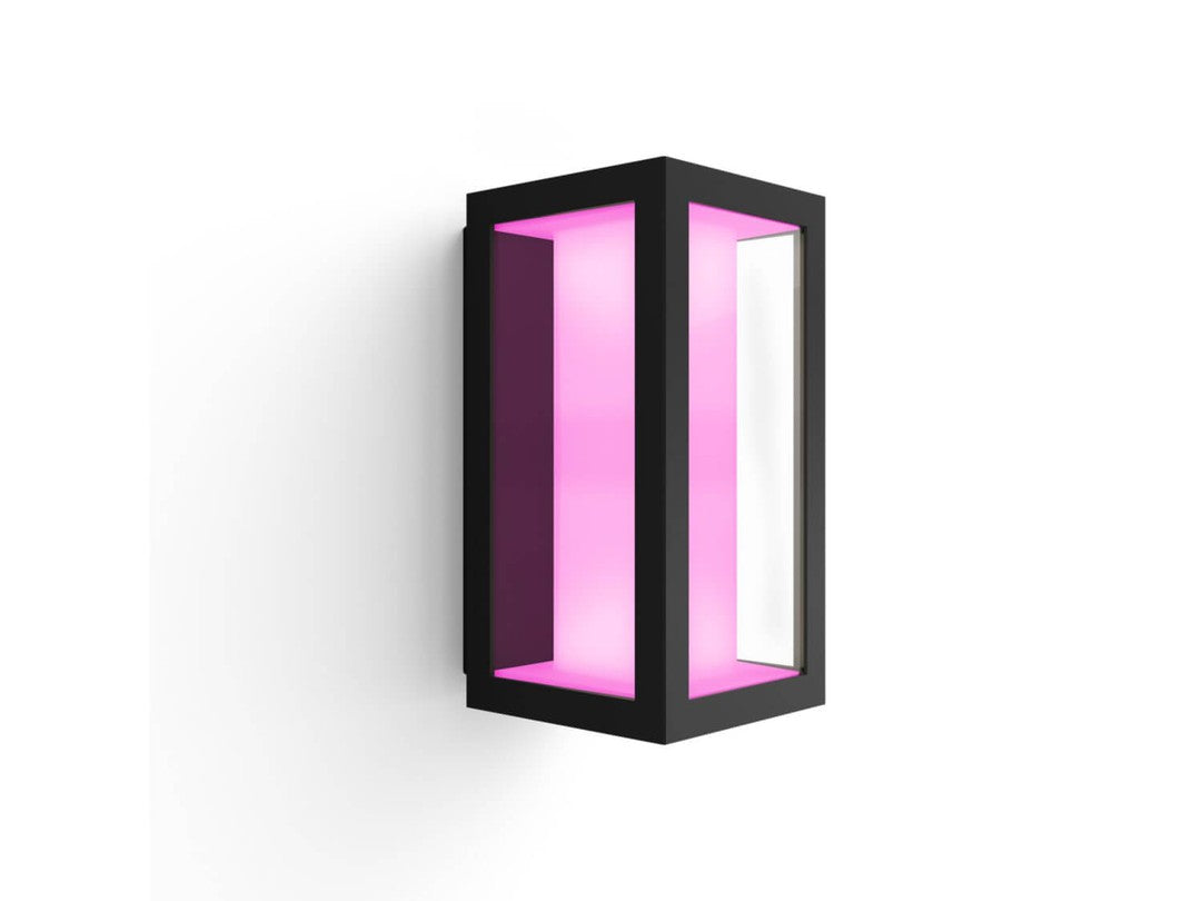 Philips HUE Impress udendørs væglampe i sort med pink belysning designet til moderne udendørsområder monteret på en hvid væg